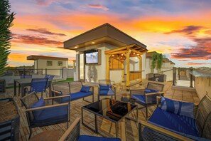 Outdoor dining - LUXURY Coastal Modern Sunset Oasis with Beautiful ROOFTOP (Largo)