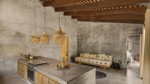 Una cocina moderna con una isla central, armarios de madera y horno empotrado.