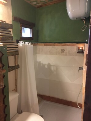 Hair dryer, towels, soap, toilet paper - Assisted Isolation Removal (Jaén)