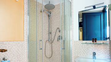 Economy Double Room | Bathroom | Shower, free toiletries, hair dryer, towels