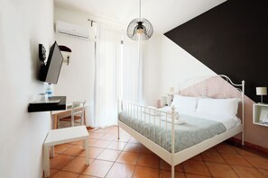 Down comforters, minibar, blackout drapes, iron/ironing board - Palazzo Currò (Catania)