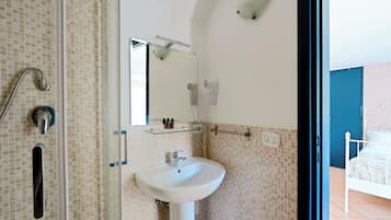 Economy Double Room | Bathroom