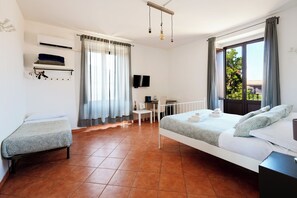 Down comforters, minibar, blackout drapes, iron/ironing board - Palazzo Currò (Catania)