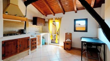 Apartamento clásico, vistas a la montaña | Cocina privada | Máquina de café espresso, cafetera o tetera y hervidor eléctrico
