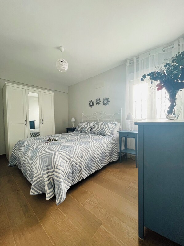 2 bedrooms, iron/ironing board, travel cot, free WiFi