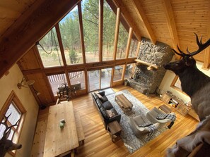 スマートテレビ、暖炉、テーブルサッカー台