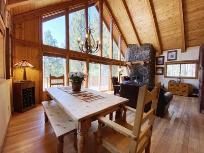 Westside 4-bdrm cabin between Hamilton & Victor with WiFi, AC. Enjoy your stay