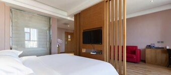 Yiju Fashion Hotel (Wuwei Railway Station Pedestrian Street)