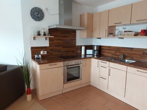 Private kitchen - Quiet, ground floor and modern apartment. Well-kept, barrier-free rooms. (Gräfenberg)