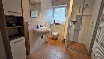 Dusche, Haartrockner, Handtücher, Seife