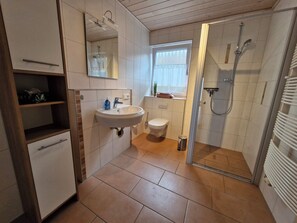 Dusj, hårføner, håndklær og såpe
