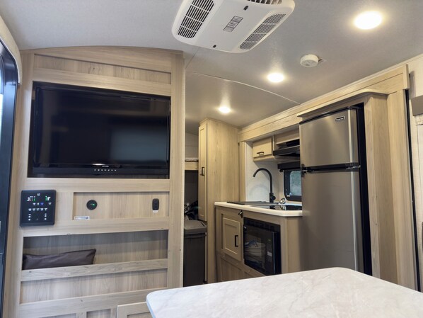 Refrigerador, microondas, parrilla de estufa y cafetera y tetera 