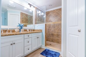 Shower, hair dryer, towels, soap - Ocean front paradise in Little Torch Key (Little Torch Key)