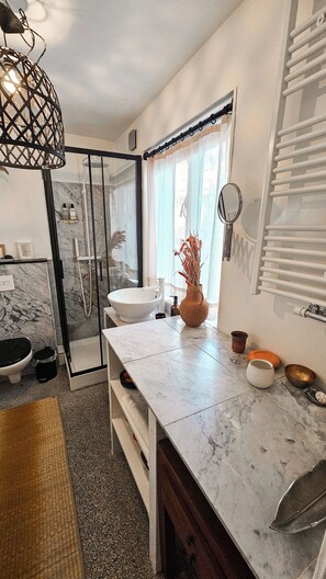 Douche, sèche-cheveux, serviettes fournies, savon