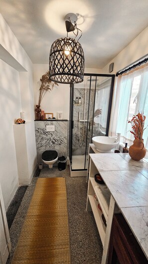 Dusj, hårføner, håndklær og såpe