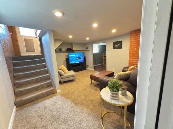 Een smart-tv, een stereo en een computerscherm