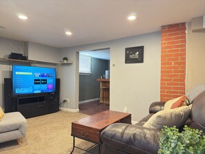 Een smart-tv, een stereo en een computerscherm