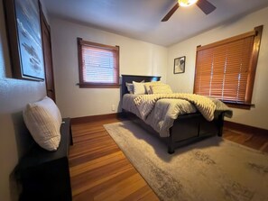 4 bedrooms, desk, iron/ironing board, free WiFi - Cozy Craftsman Home Close to UW and Downtown (Laramie)