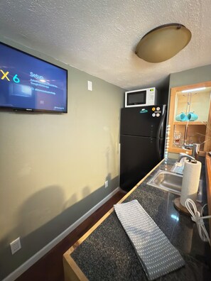 Een koelkast, een magnetron, een oven, een kookplaat