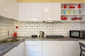 Frigorifero, microonde, forno, piano cottura