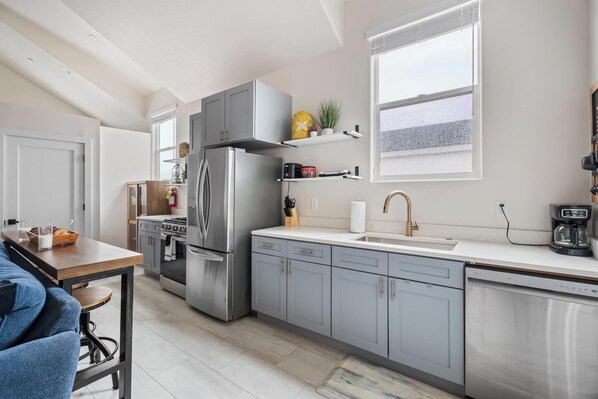 Private kitchen - Near Zions/Waterpark/lake - Guest House - Sleeps 7 (Hurricane)