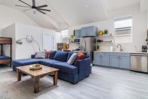 Living area - Near Zions/Waterpark/lake - Guest House - Sleeps 7 (Hurricane)