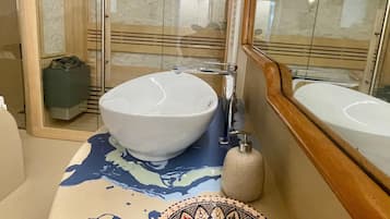 Dusche, Whirlpool, Haartrockner, Bidet