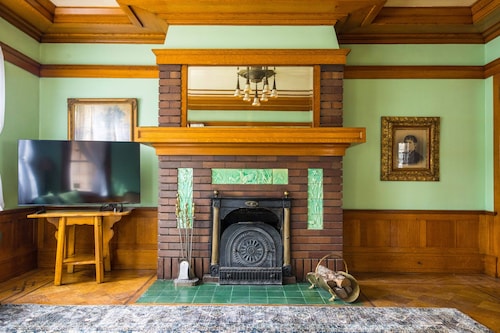 Spacious 6-bedroom National Historic home with WiFi, AC in beautiful  Malad City