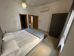 5 bedrooms, iron/ironing board, WiFi, bed sheets