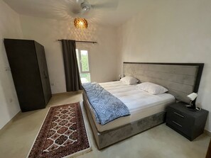 5 bedrooms, iron/ironing board, WiFi, bed sheets