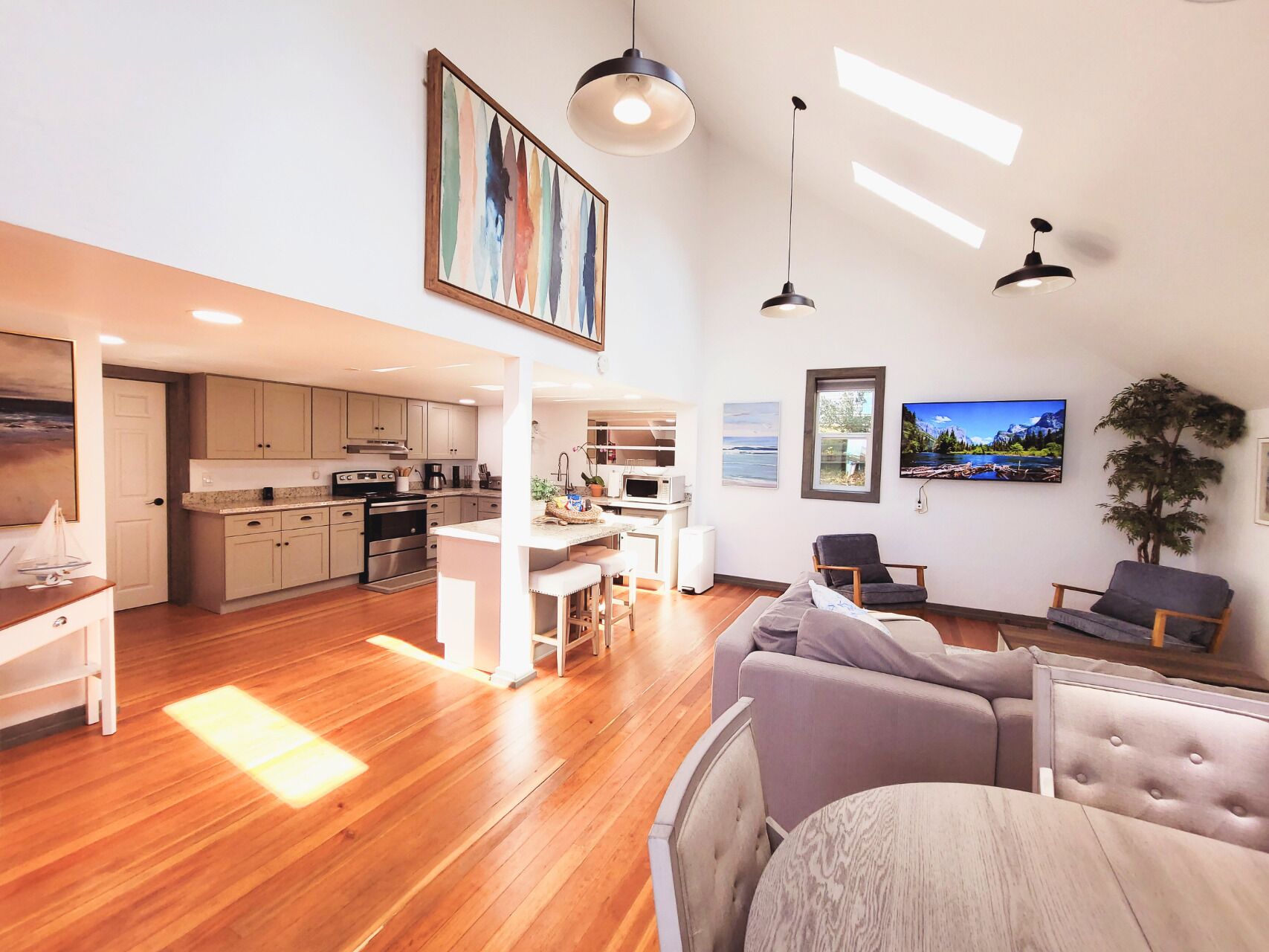 Un espacio habitable moderno y abierto con cocina, comedor y zona de estar.
