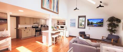 Un espacio habitable moderno y abierto con cocina, comedor y zona de estar.