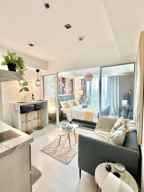 1 quarto, escrivaninha, espaço de trabalho para notebook