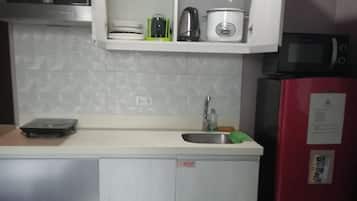 Fridge, oven, stovetop, cookware/dishes/utensils