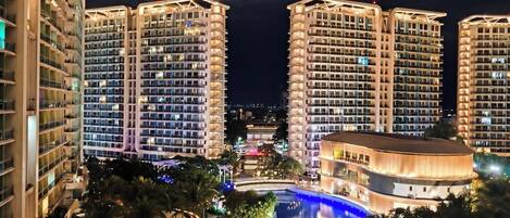 Voorkant accommodatie - avond/nacht