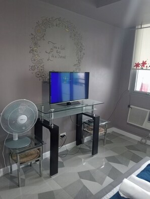 Basic Apartment, Balcony, City View | Living room