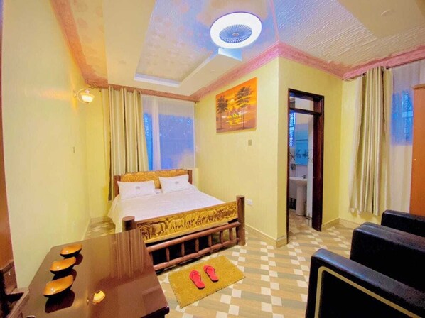 Meja kerja, ruang kerja ramah laptop, dan tirai kedap cahaya