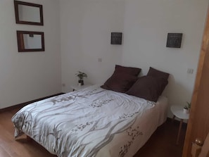 1 bedroom, iron/ironing board, WiFi, bed sheets - QUIETLY SITUATED VACATION HOME (Azerables)