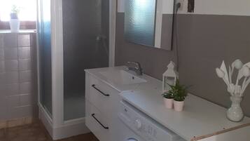 Shower, hair dryer, towels