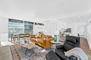 TV connectée, cheminée, livres