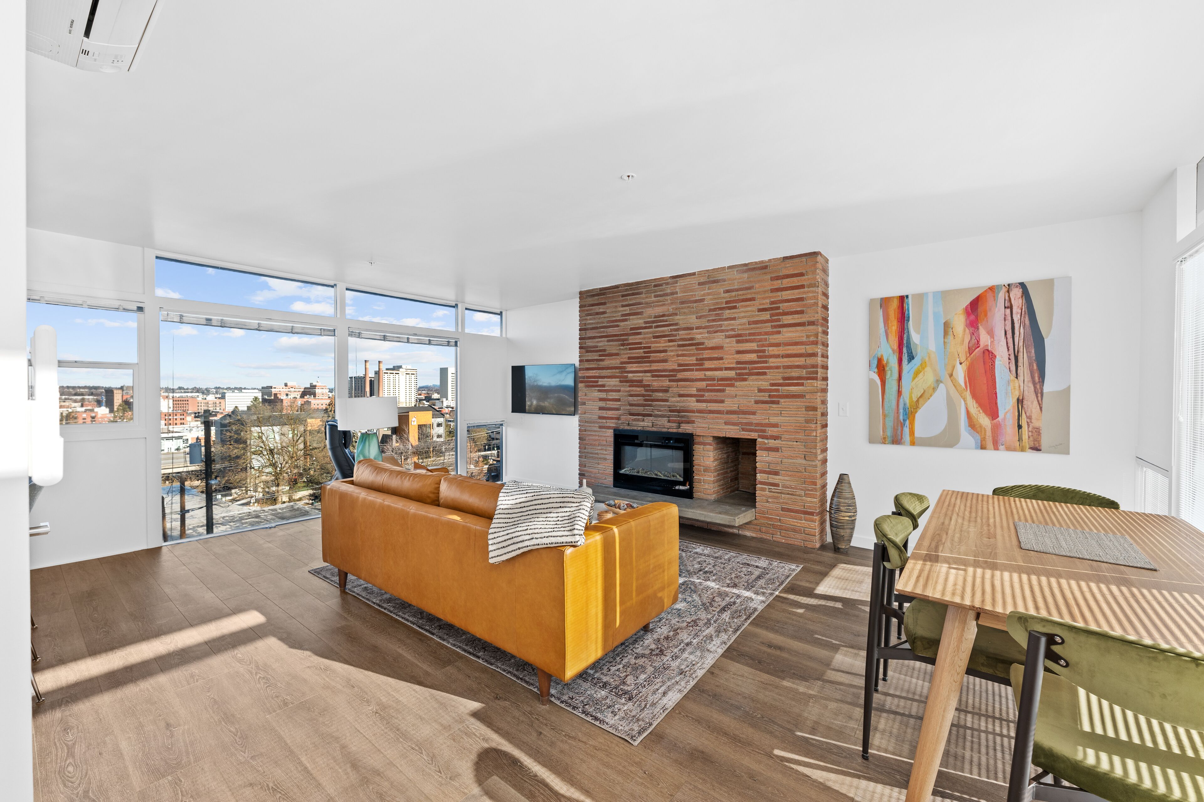 TV connectée, cheminée, livres