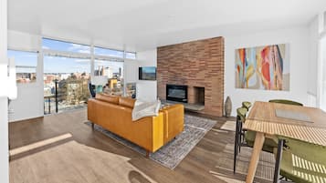 TV connectée, cheminée, livres