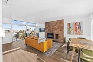 Smart TV, chimenea y libros