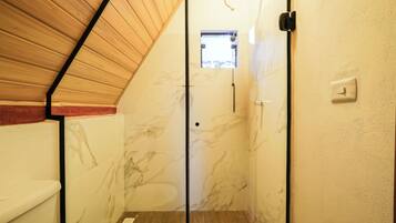 Toalhas de banho, sabonete, papel higiênico