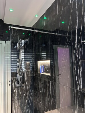 Shower, hair dryer, bidet, towels - Room & Breakfast Martin's Luxury Bologna (Bologna)