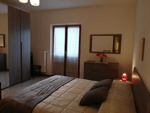 3 bedrooms, iron/ironing board, WiFi, bed sheets - The cottage in Capolaia (Introdacqua)