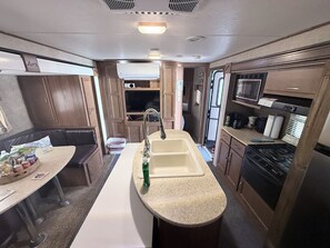 冷蔵庫、電子レンジ、オーブン、コンロ