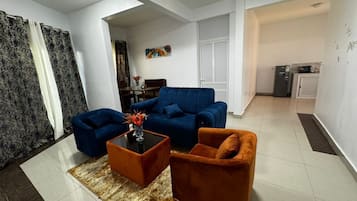 Deluxe Apartment, City View | Living area