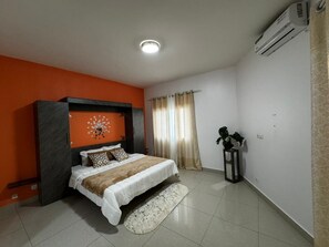 Deluxe-Apartment, Stadtblick | 2 Schlafzimmer, Bügeleisen/Bügelbrett, kostenloses WLAN