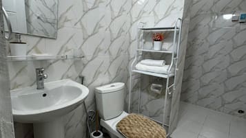 Deluxe appartement, uitzicht op stad | Badkamer | Toiletpapier